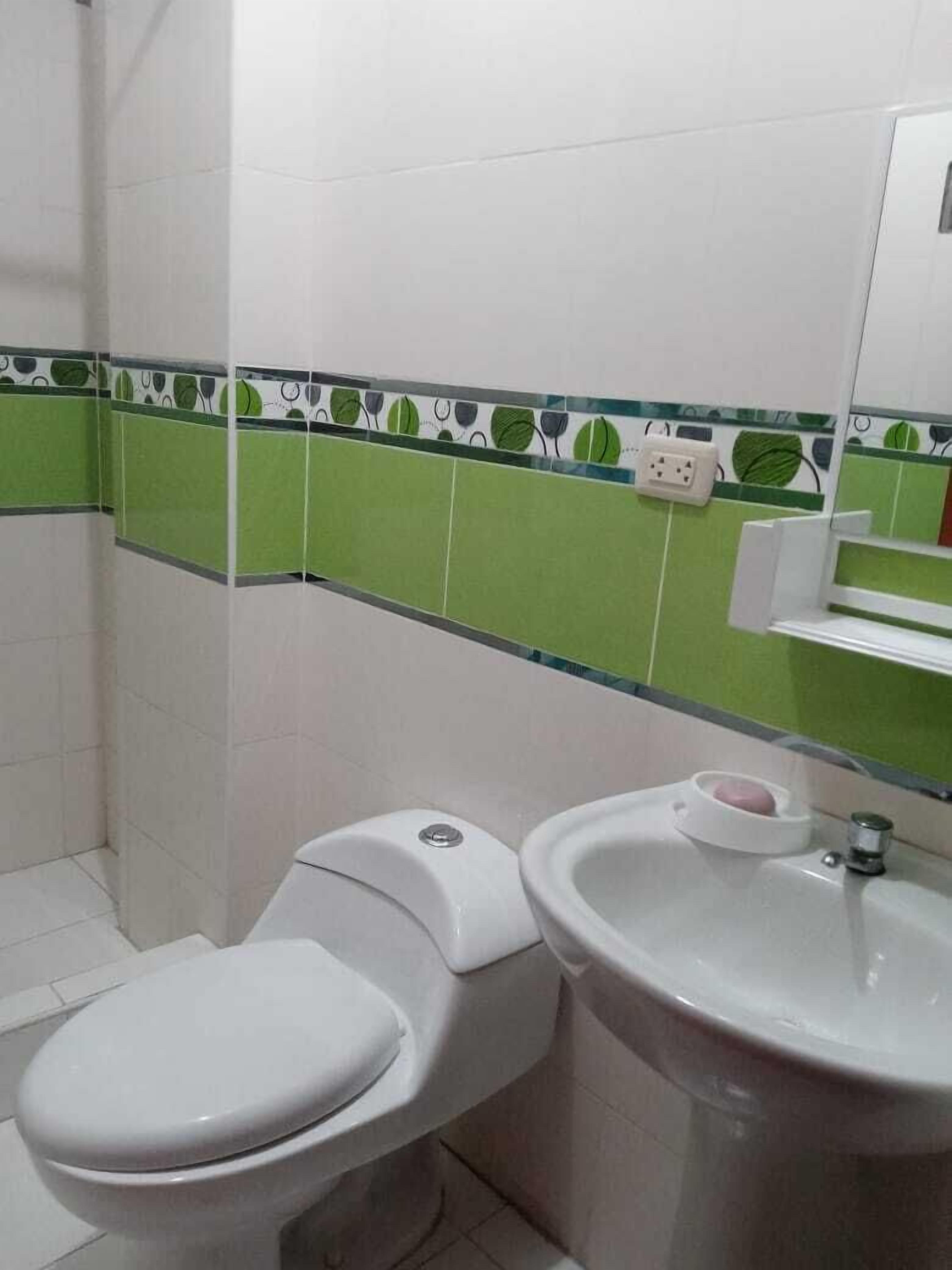 Ducha, toallas, jabón, papel higiénico