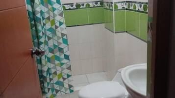 Dusche, Handtücher, Seife, Toilettenpapier