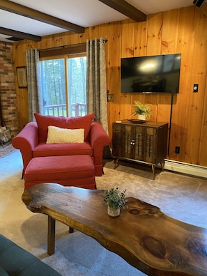 Älytelevisio, takka, videopelejä, pöytäjalkapallopöytä