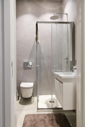Habitación, 1 habitación | Baño | Amenidades de baño gratuitas y secadora de cabello 