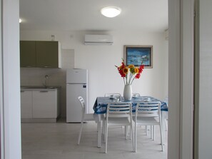 Apartment, 2 Schlafzimmer, Balkon, Meerblick | Innenbereich