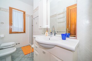 Apartment, 1 Schlafzimmer, Raucher, Balkon | Badezimmer