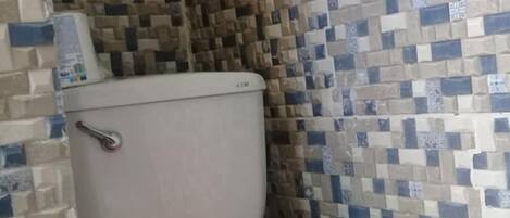 Apartment, 1 Bedroom, Smoking, Balcony | Bathroom amenities | Combined shower/tub