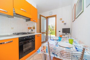 Appartement, 1 chambre, fumeur, balcon | Cuisine privée | Réfrigérateur, lave-vaisselle, vaisselle et ustensiles
