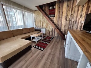 Zimmer, 2 Schlafzimmer, Raucher, Balkon | Wohnbereich | Flachbildfernseher
