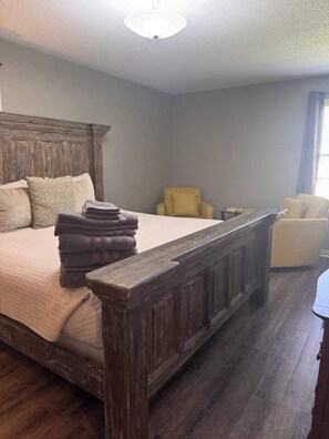 3 Schlafzimmer, Schreibtisch, Bügeleisen/Bügelbrett, WLAN