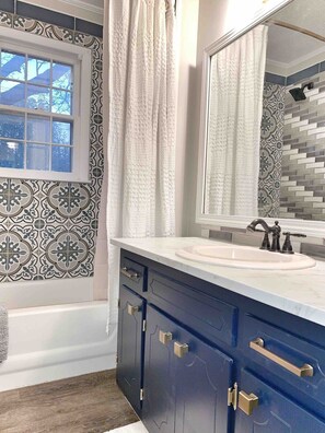 Badewanne, Haartrockner, Handtücher