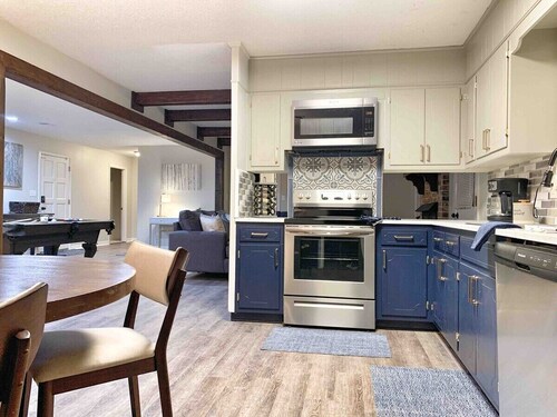 Modern 3BR Family Retreat • Pool Table • Fire Pit • Pets Welcome