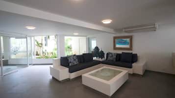 Appart'hÎtel, 2 chambres, fumeurs, balcon | Salle de séjour