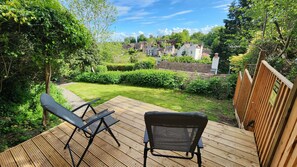 Hus - 2 soveværelser - terrasse - udsigt til have | Have