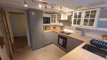 House, 2 Bedrooms, Patio, Garden View | Interior