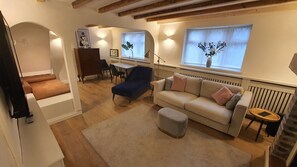 บ้านพัก, 2 ห้องนอน, ลานระเบียง, วิวสวน | ห้องนั่งเล่น | ทีวี