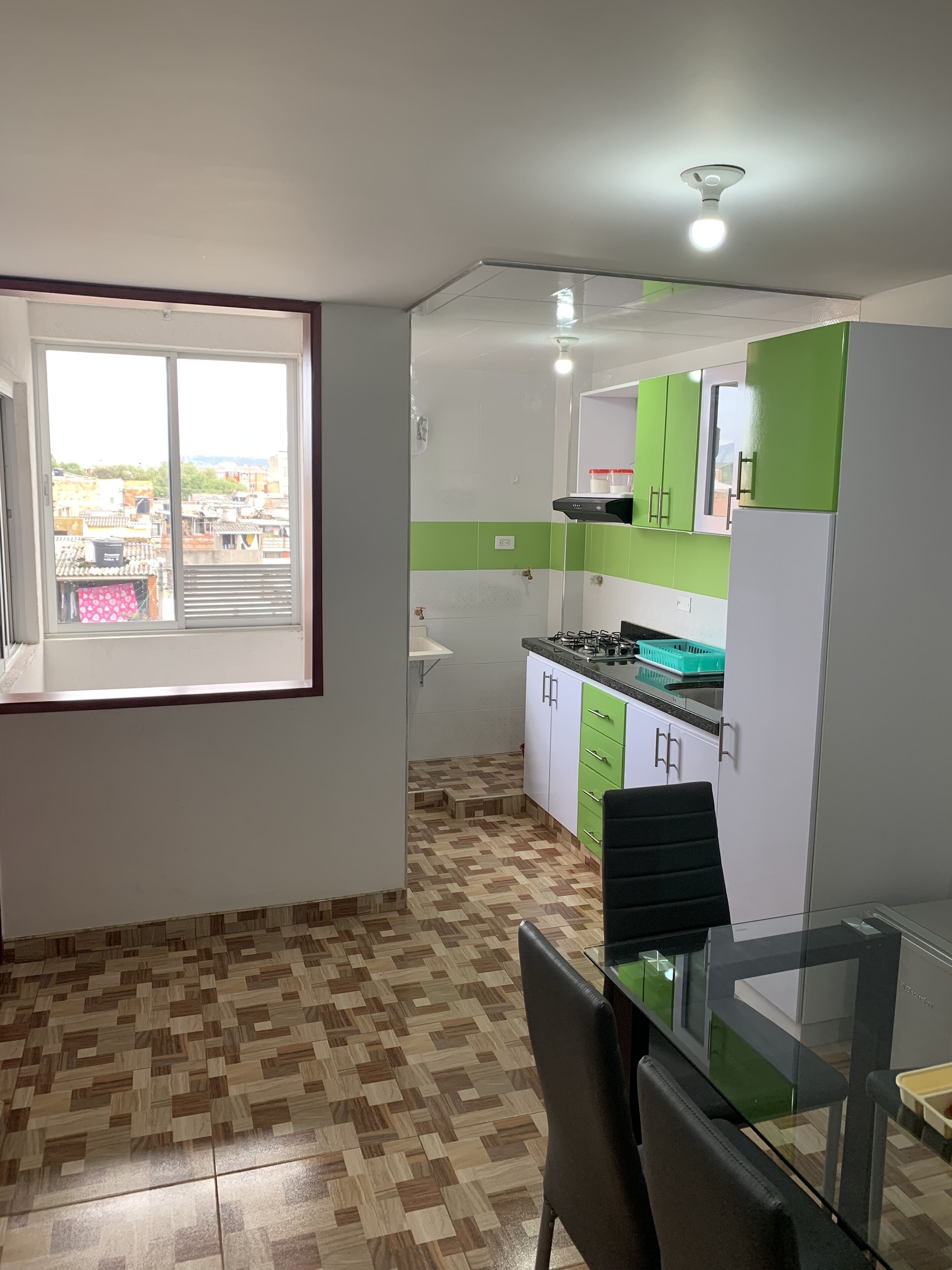 Lave-vaisselle, batterie de cuisine, vaisselle et ustensiles