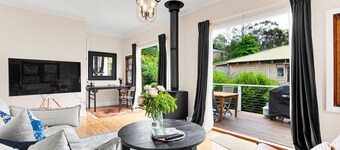 Tranquil "Blue Cottage" close to Eco Point