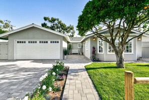 Exterior - STUNNING in Santa Barbara 3 Bed/ 2 Bath 7 DAYS MIN SHORT TERM WELCOMED (Santa Barbara)