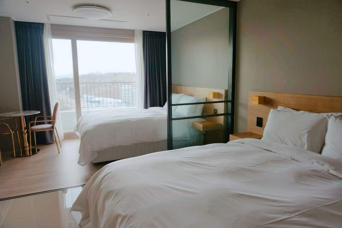Basic Twin Room | In-room safe, blackout drapes, WiFi (free), bed sheets