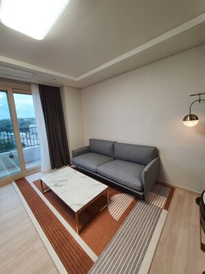 스위트 | 거실 공간 | 평면 TV