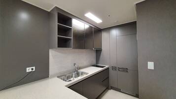 Suite | Private kitchen | Full-sized fridge