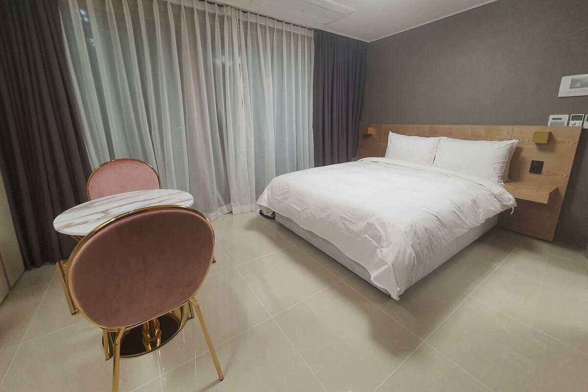 Basic Double Room | In-room safe, blackout drapes, WiFi (free), bed sheets