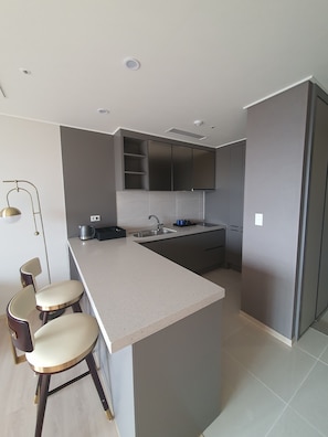 Suite | Private kitchen | Full-size fridge