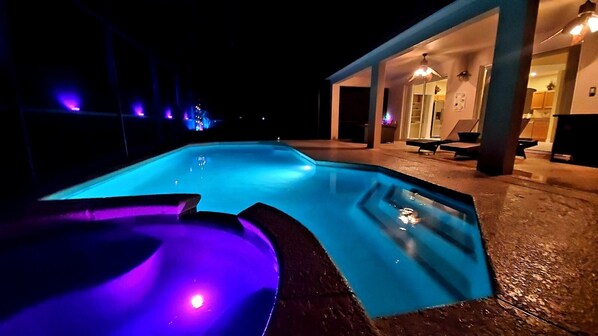 Alberca al aire libre y alberca climatizada