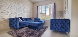 Smart TV, videogiochi, tavolo da ping pong, libri