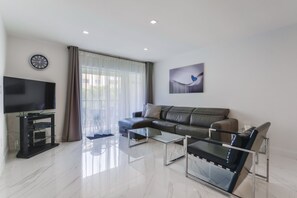 Smart TV - MODERN FAMILY-SIZED 2 BEDROOM APARTMENT, BEACH ACROSS THE STREET!!! (Sunny Isles Beach)