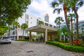 Exterior - MODERN FAMILY-SIZED 2 BEDROOM APARTMENT, BEACH ACROSS THE STREET!!! (Sunny Isles Beach)