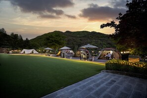 Fachada de la propiedad por la tarde o noche