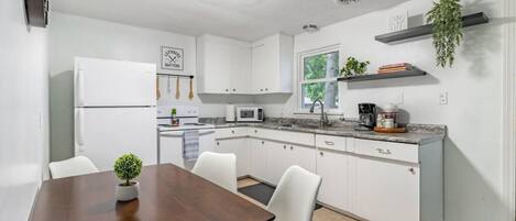 冷蔵庫、電子レンジ、オーブン、コンロ