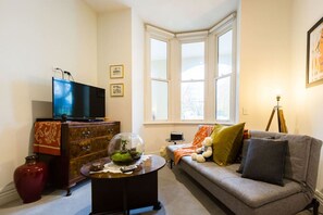 TV - Stunning One Bedroom Apartment in Fitzroy (Fitzroy)