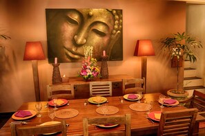 Villa, 4 Bedrooms | Dining room