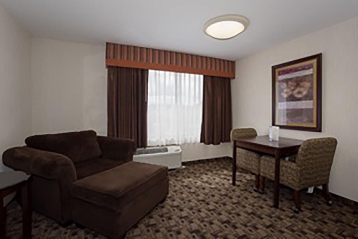 GROUP ESCAPE! TWO COMFY UNITS, POOL, PARKING