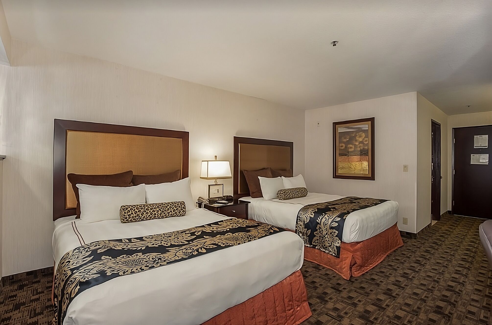 Couple’s Escape! Two Comfy Unit, Pool and Fitness Center
