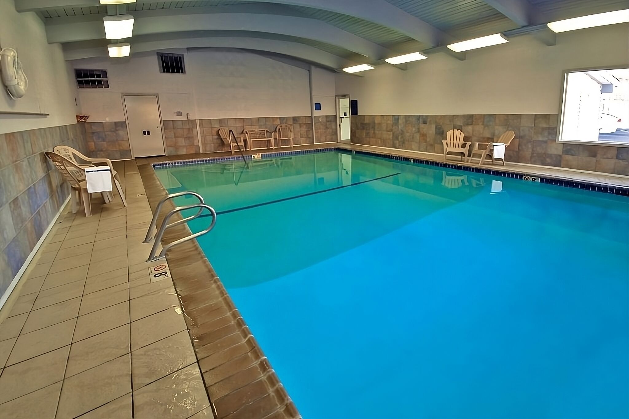 BEACH ESCAPE! MODERN UNIT FOR 4, POOL, PARKING