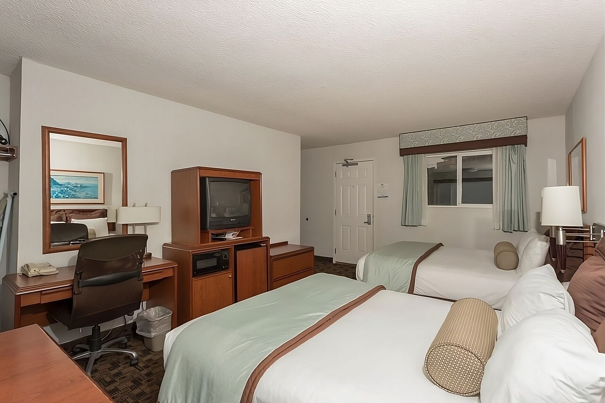 BEACH ESCAPE! COMFY UNIT FOR 4, POOL, PARKING