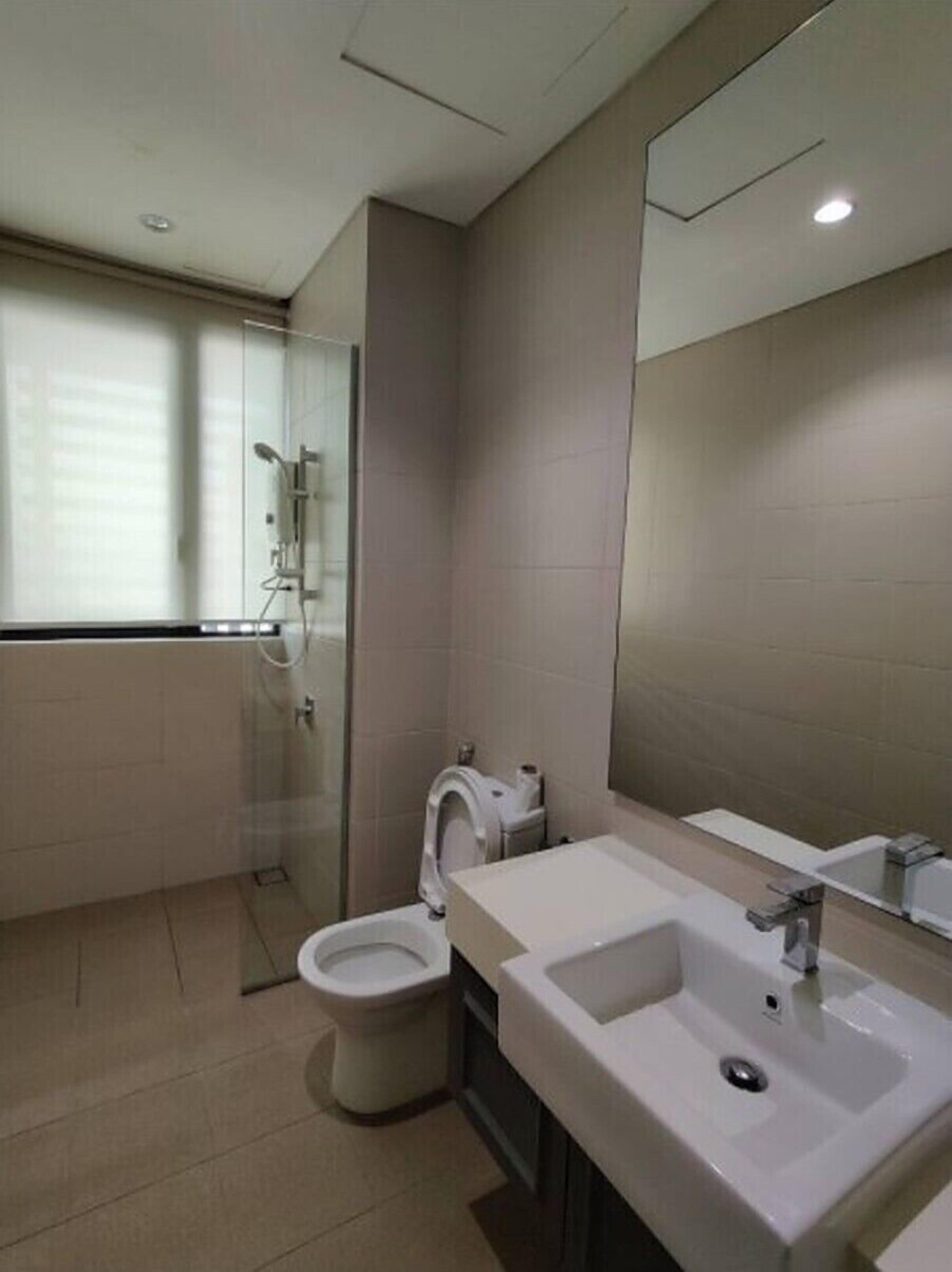 Douche, bidet, serviettes fournies, savon