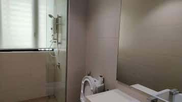 Douche, bidet, serviettes fournies, savon