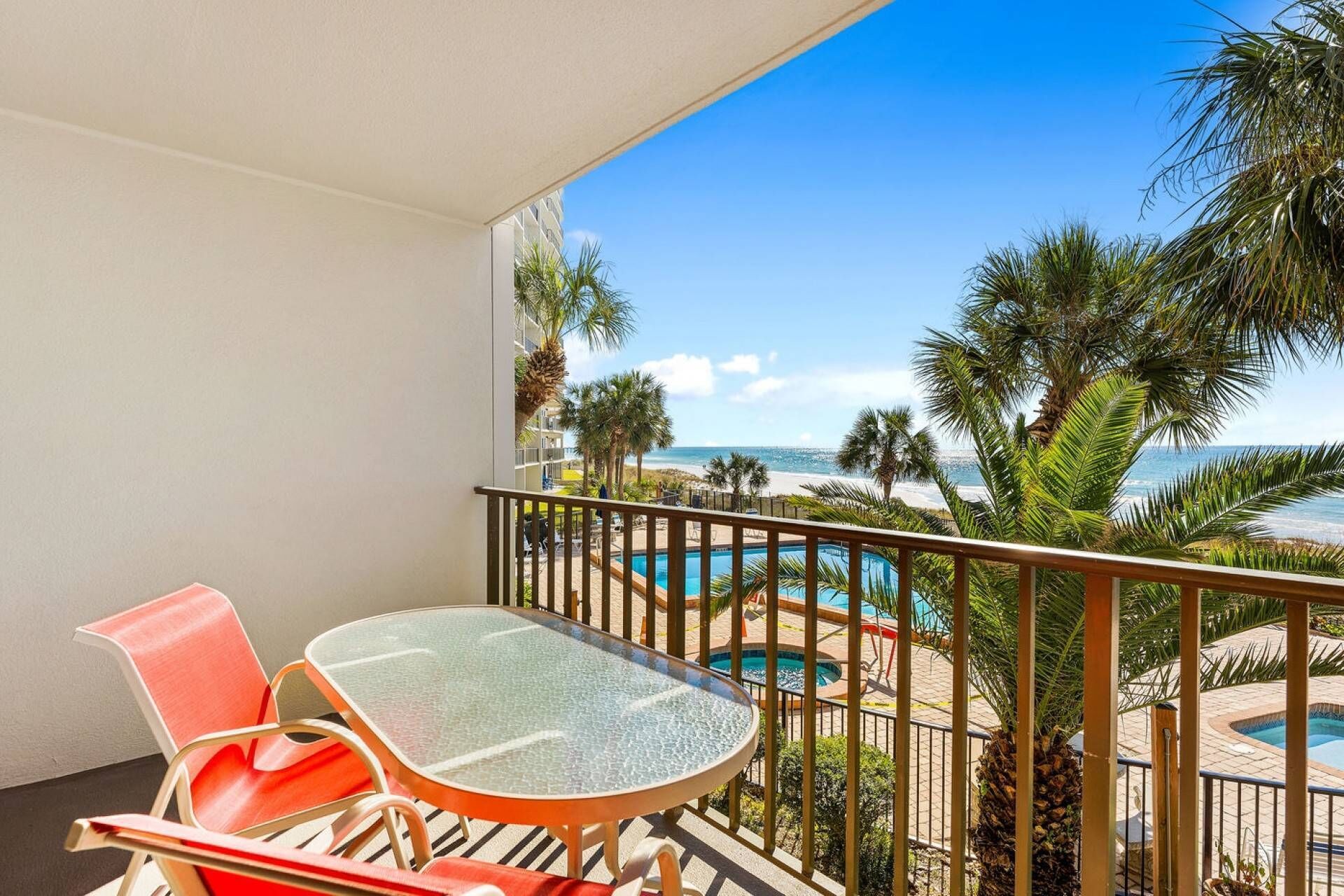 Beachfront Condo, 2nd FL Commodore Resort w/ Pool, Near St Andrews Park, Full Kitchen, Free WiFi/Fun
