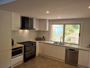 Réfrigérateur, four à micro-ondes, un four, lave-vaisselle