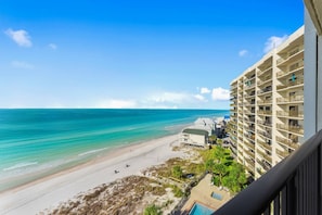 Ein Strandhotel mit mehreren Balkonen mit Blick auf den Ozean.