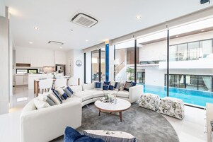 Artículos del minibar gratis y caja de seguridad en la habitación 
