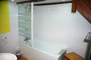 Ensemble douche/baignoire, sĂšche-cheveux, serviettes fournies