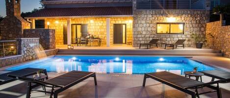 Utendørsbasseng og et oppvarmet basseng