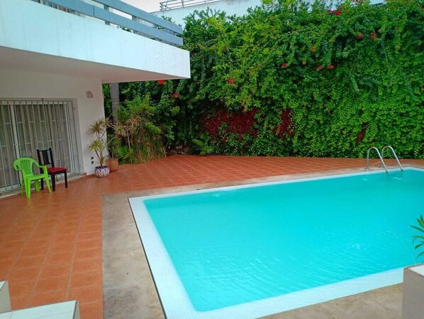 Innendørsbasseng og et oppvarmet basseng