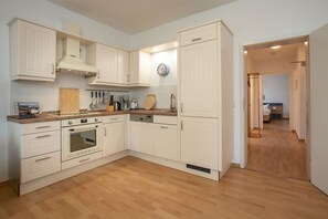 Kühlschrank, Geschirrspüler, Wasserkocher mit Kaffee-/Teezubehör