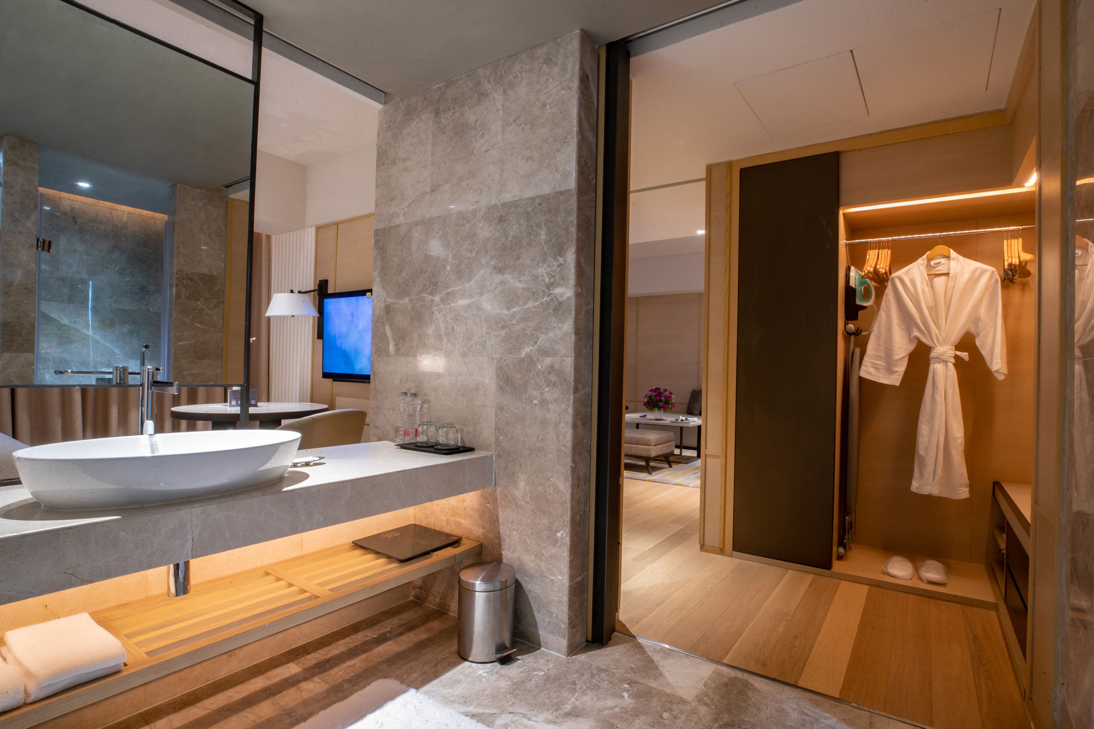 shower, rainfall showerhead, free toiletries, hair dryer