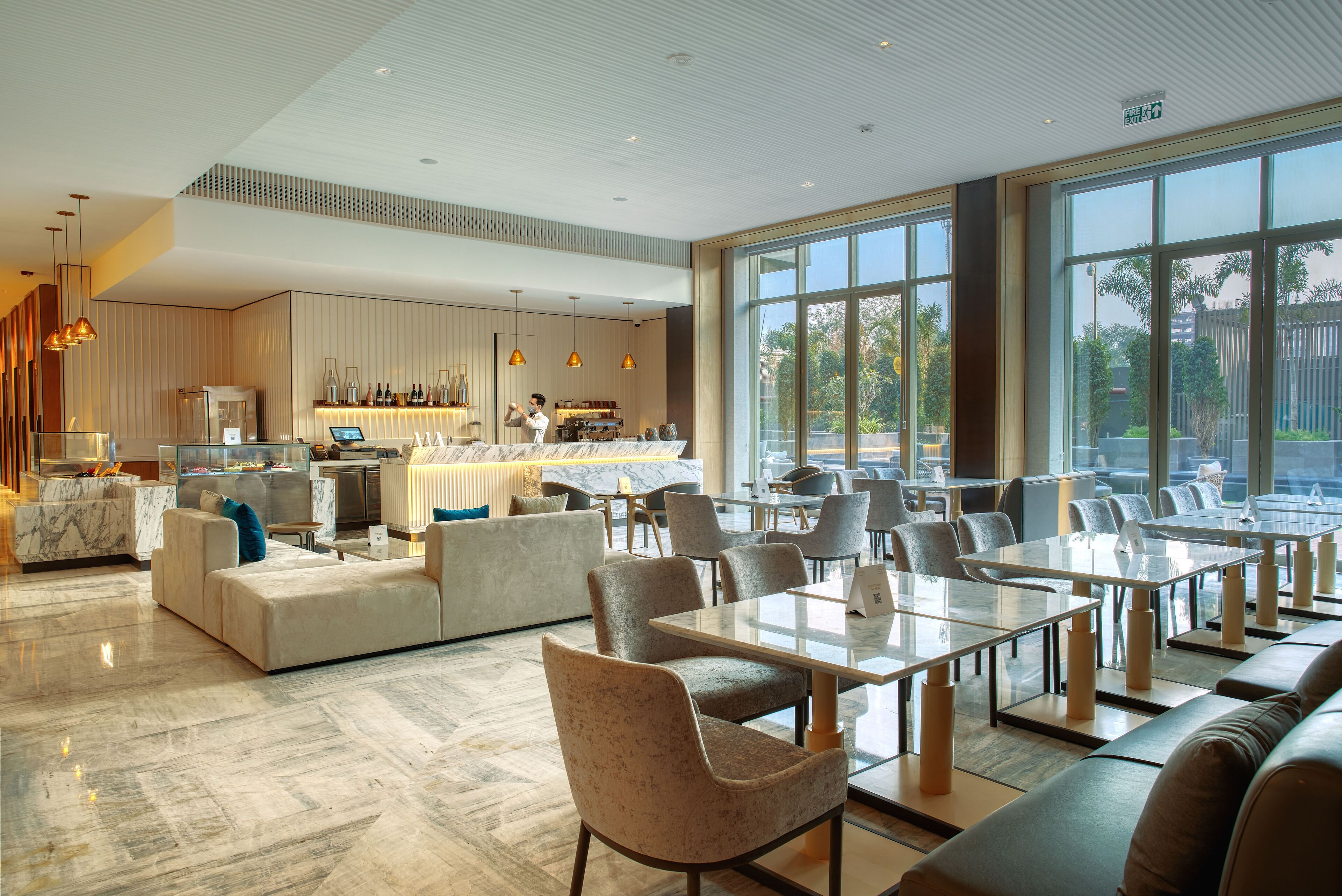 供应早餐、午餐和晚餐，本地与国际菜，室外就餐