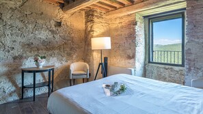 8 slaapkamers, een strijkplank/strijkijzer, gratis wifi, beddengoed