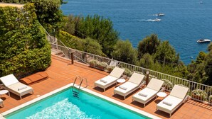 A swimming pool with lounge chairs and a view of the sea. - I giardini dell'Eden, Pool Amalfi Villa, jacuzzi, stunning view, garden, parking (Amalfi)